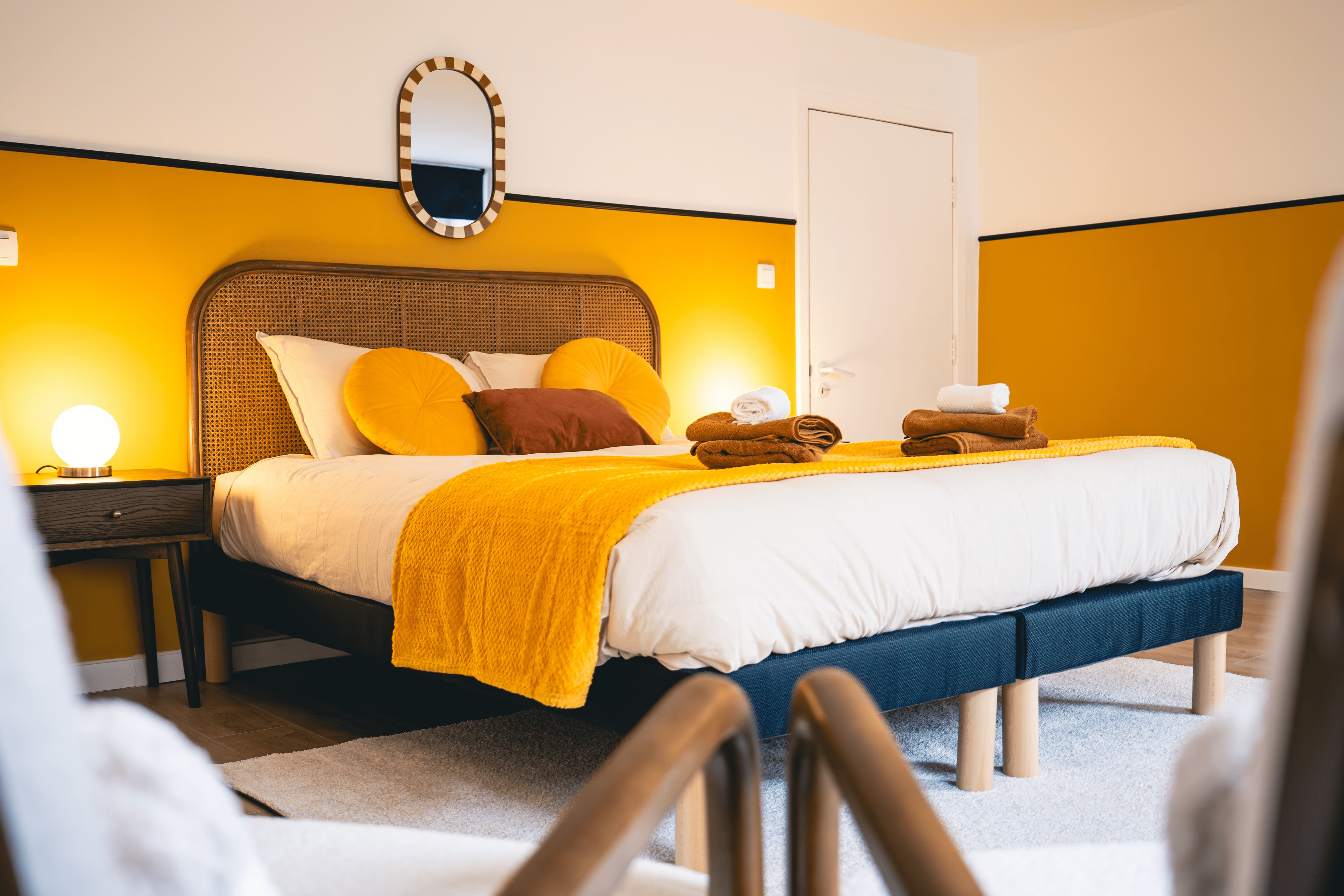 Éclairage chaleureux près du lit