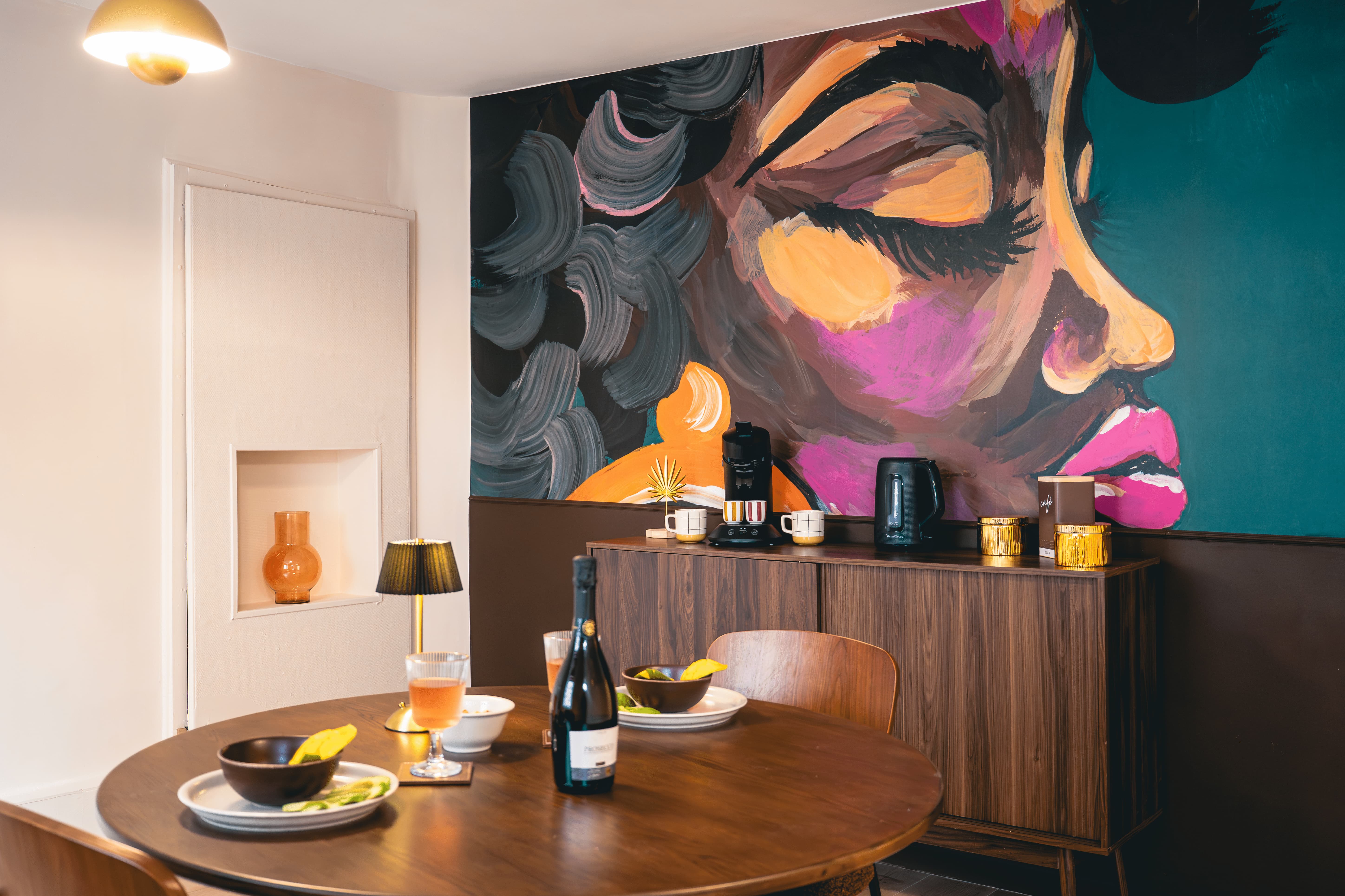 Grand salon lumineux avec décoration moderne et colorée
