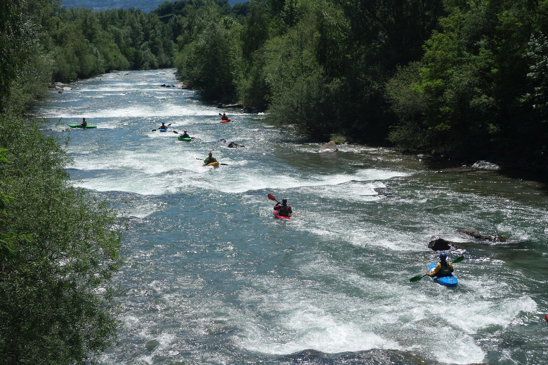 Descente sportive en kayak coloré sur la rivière de la Lesse