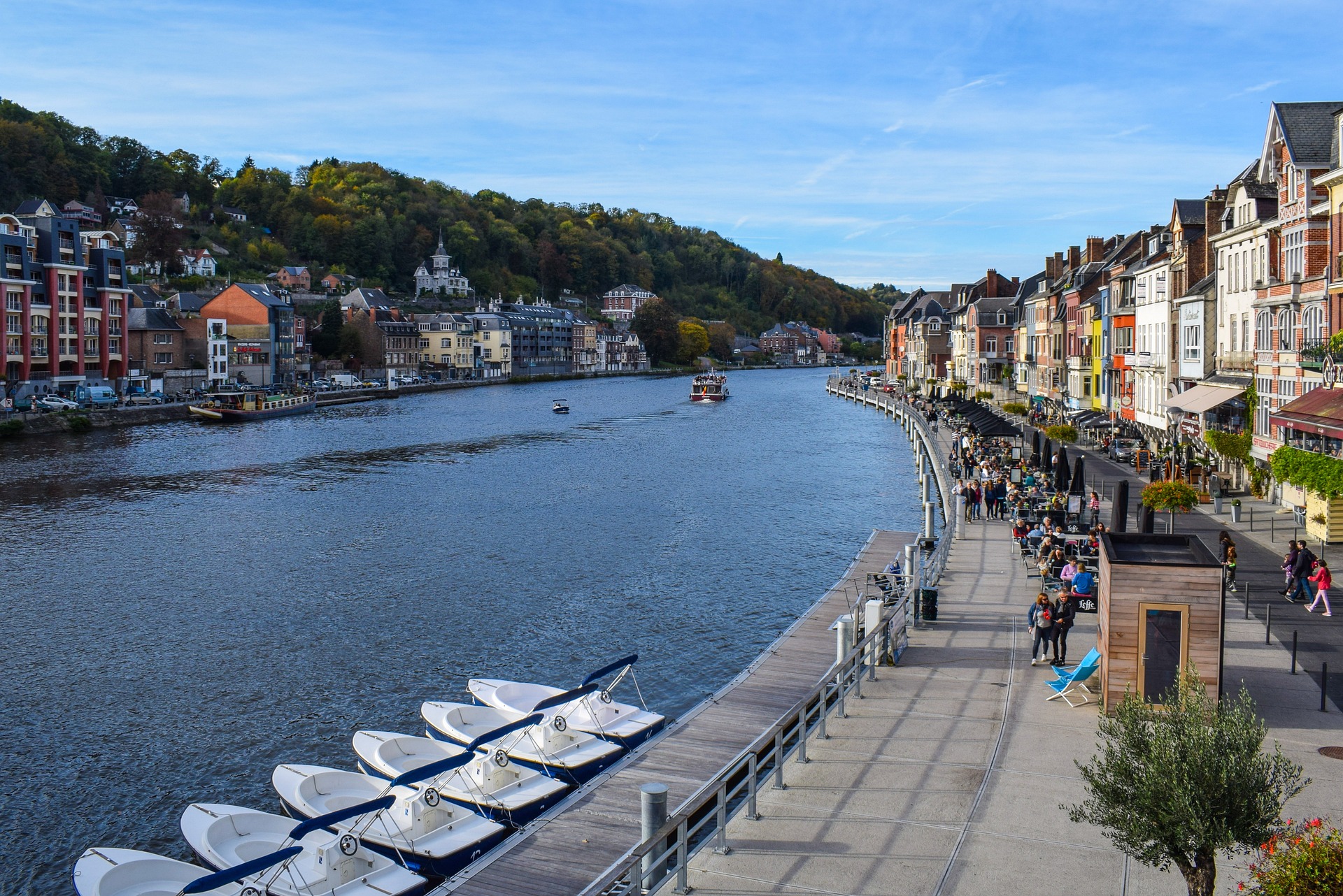 Bateau de croisière touristique naviguant sur les eaux de la Meuse